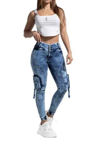 JEANS LEVANTACOLA AZUL MEDIO TIPO JOGGER CON CORTES BOLSILLOS CARGOS FUNCIONALES AMBIENTADOS CON PEDRERIA – 50515