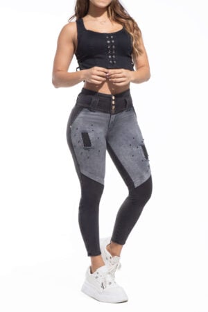 JEANS LEVANTA COLA GRIS CON PEDRERIA Y CORTES EN DELANTERO – 64228