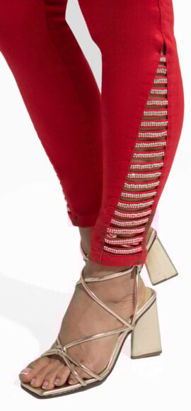 JEANS LEVANTA ROJO CON DISEÑO EN LATERALES Y  PEDRERIA  – 90675