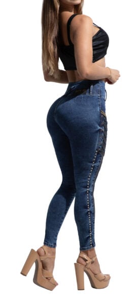 JEANS LEVANTA COLA AZUL OSCURO JASPEADO CON PEDRERIA CON DISEÑO EN LA TERALES CON SOBREPUESTO EN LATERALES EN EFECTO CUERO BOTA SKINNY – 64445