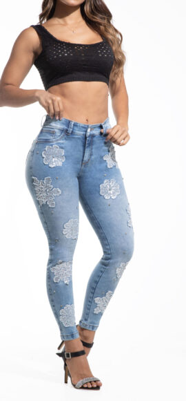 JEANS LEVANTA COLA AZUL CLARO CON BORDADA LENTEJUELA Y PERLAS BOTA SKINNY – 50498