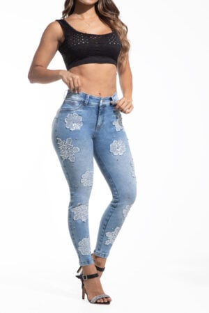 JEANS LEVANTA COLA AZUL CLARO CON BORDADA LENTEJUELA Y PERLAS BOTA SKINNY – 50498