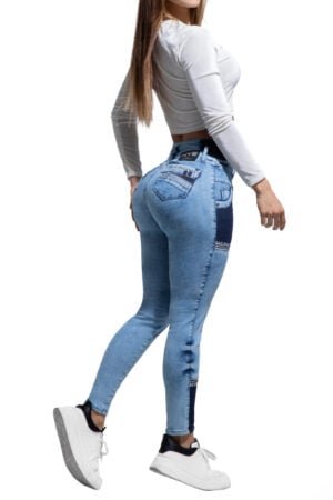 JEANS LEVANTA COLA AZUL MEDIO CON BOLSILLOS Y CORTES AMBIENTADOS CON PEDRERIA BOTA SKINNY – 64446