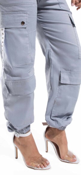 JEANS LEVANTA COLA GRIS CLARO CON PEDRERIA BOLSILLOS EN LATERALES BOTA ENRESORTADA  – 71266