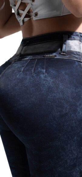 JEANS LEVANTA COLA AZUL MEDIO CON PEDRERIA EVILLAS EN LATERALES  SIN BOLSILLOS BOTA SKINNY – 64423