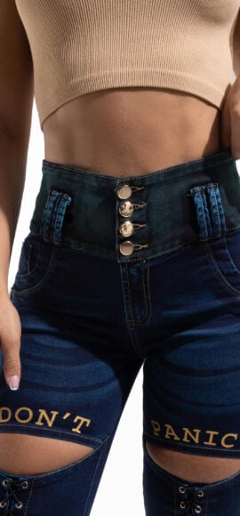 JEANS LEVANTA COLA AZUL OSCURO SIN BOLSILLOS CORTES EN FRENTE ESTAMPADOS Y PEDRERIA  – 64361