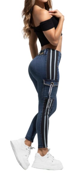 JEANS LEVANTA COLA AZUL MEDIO CORTES EN LATERALES  BOLSILLOS CARGO CON PEDRERIA – 64463