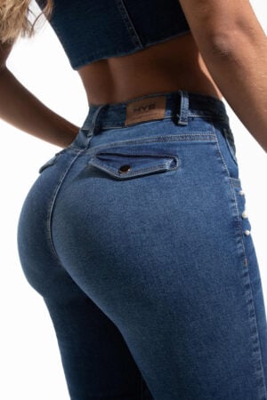 JEANS LEVANTA COLA AZUL OSCURO BOTA CAMPANA CON PEDRERIA Y BORDADO- 64409