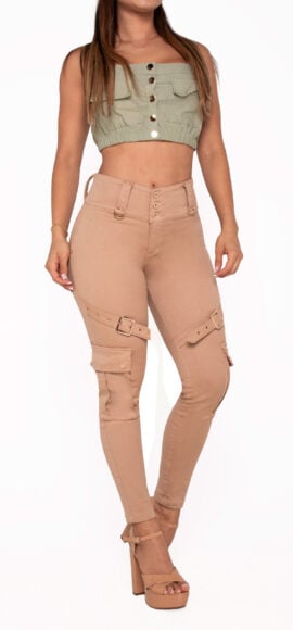 JEANS LEVANTACOLA CAMEL CON BOLSILLOS CARGO DISEÑO EN LOS LATERALES 505071