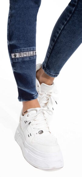 JEANS LEVANTA COLA AZUL MEDIO CON PEDRERIA Y BORDADO  – 64157