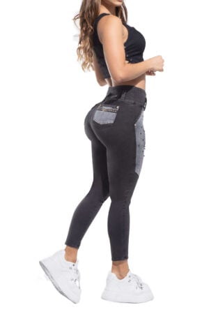 JEANS LEVANTA COLA GRIS CON PEDRERIA Y CORTES EN DELANTERO – 64228