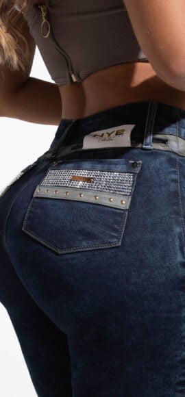 JEANS LEVANTA COLA AZUL OSCURO CON PEDRERIA DISEÑO EN PRETINA CON CORDON BOTA SKINNY CON DISEÑO – 64424