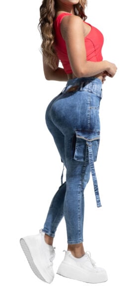 JEANS LEVANTA COLA AZUL MEDIO CON CORTES Y PEDRERIA BOTA SKINNY- 64436