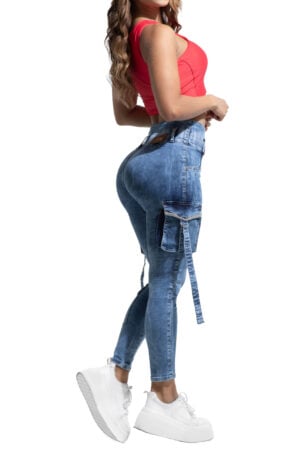 JEANS LEVANTA COLA AZUL MEDIO CON CORTES Y PEDRERIA BOTA SKINNY- 64436