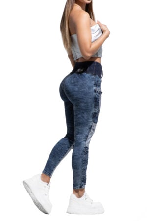 JEANS LEVANTA COLA AZUL OSCURO CON CORTES DELANTEROS AMBIENTADOS CON PEDRERIA BOTA SKINNY – 64478
