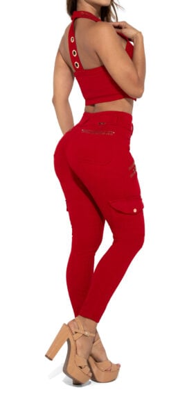 SET CROP TOP + JEANS CON PEDRERIA BOLSILLOS CARGO BOTA SKINNY LEVANTA COLA COLOR ROJO – 71314