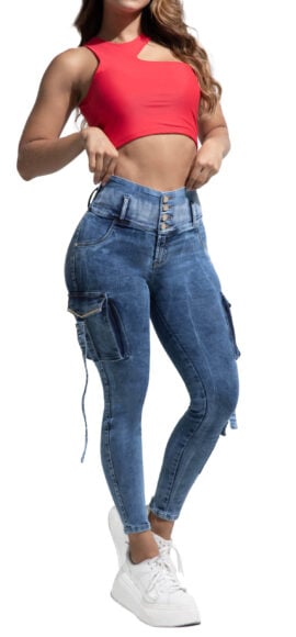 JEANS LEVANTA COLA AZUL MEDIO CON CORTES Y PEDRERIA BOTA SKINNY- 64436