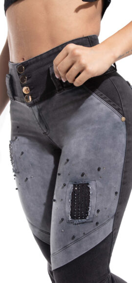 JEANS LEVANTA COLA GRIS CON PEDRERIA Y CORTES EN DELANTERO – 64228