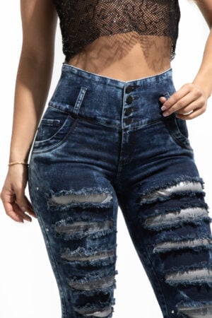 JEANS LEVANTACOLA AZUL OSCURO JASPEADO CON DESTROYED PANTALLA Y PEDRERIA BOTA SKINNY – 64481