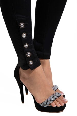 JEANS LEVANTACOLA NEGRO CON DISEÑO EN PRETINA BORDADA Y PEDRERIA – 90721