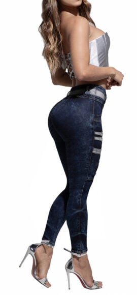 JEANS LEVANTA COLA AZUL MEDIO CON PEDRERIA EVILLAS EN LATERALES  SIN BOLSILLOS BOTA SKINNY – 64423