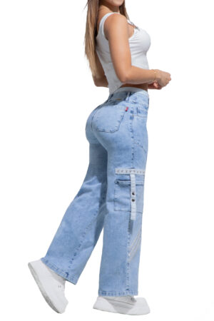 JEANS LEVANTACOLA AZUL CLARO BOTA ANCHA CON BOLSILLOS CARGO FUNCIONALES CORTES AMBIENTADOS CON PEDRERIA – 71294