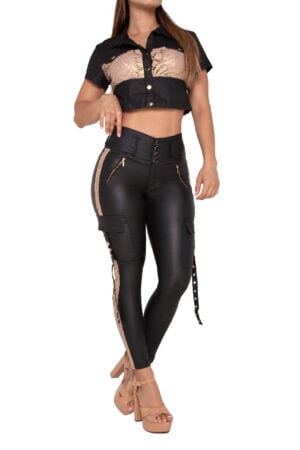 SET CAMISA Y JEANS NEGRO EFECTO CUERO CON CORTES EN DORADO BOLSILLOS CARGO – 71278