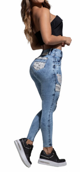 JEANS LEVANTA COLA AZUL MEDIO CON PEDRERIA BORDADO Y DESTROYER – 64368