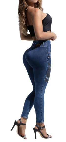 JEANS LEVANTA COLA AZUL OSCURO CON CORTES EN EFECTO CUERO CON PEDRERIA BOTA SKINNY- 64450