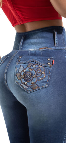 JEANS LEVANTA COLA AZUL MEDIO CON PEDRERIA BOTA SKINNY Y BORDADO EN BOLSILLOS – 71231