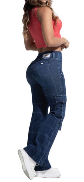 JEANS LEVANTA COLA AZUL OSCURO CON BOLSILLOS CARGO ESTAMPADO BOTA ANCHA – 50518
