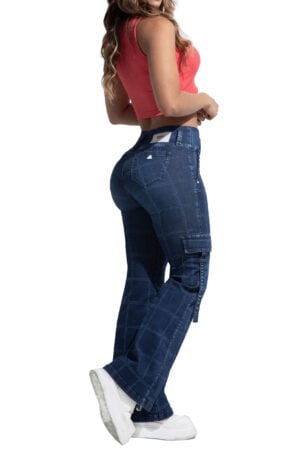 JEANS LEVANTA COLA AZUL OSCURO CON BOLSILLOS CARGO ESTAMPADO BOTA ANCHA – 50518