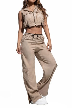 CONJUNTO COLOR CAQUI CON BOLSILLOS CARGO EN LATERALES BOTA ANCHA CAMISA ENRESORTADA EN LA PARTE BAJA  – 71092