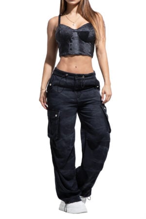 JEANS NEGRO CON MANUALIDAD DE BIGOTES DESGASTADO BOLSILLOS CARGO – BOTA ANCHA -50524