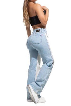 JEANS LEVANTA COLA AZUL CLARO CON BLANCO BOTA ANCHA CORTES RIB DECORATIVO – 71344
