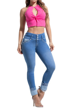 JEANS LEVANTA COLA AZUL CLARO CON CONTRASTE DE TELAS AMBIENTADO CON PEDRERIA – 80799