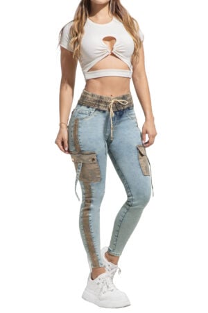 JEANS LEVANTA COLA AZUL CLARO CON METIDOS EN TELA CAMUFLADA BOLSILLOS CARGO AMBIENTADO CON PEDRERIA BOTA SKINNY – 71323