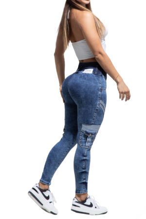 JEANS LEVANTA COLA AZUL OSCURO CON CORTES DELANTEROS AMBIENTADOS CON PEDRERIA BOTA SKINNY – 64474