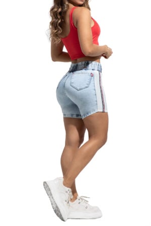 SHORT  LEVANTA COLA AZULAZUL CLARO CON LINEAS SOBREPUESTAS EN LATEALES AMBIENTADAS CON PEDRERIA  – 71328