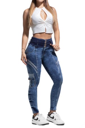 JEANS LEVANTA COLA AZUL OSCURO CON CORTES DELANTEROS AMBIENTADOS CON PEDRERIA BOTA SKINNY – 64474