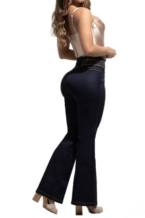 JEANS LEVANTA COLA AZUL OSCURO BOTA CAMPANA BORDADO EN PRETINA CON PEDRERIA – 71326