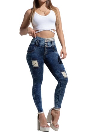 JEANS LEVANTA COLA AZUL MEDIO DIRTY CRAQUELADO CORTES EN PRETINA – PARCHES BOTA SKINNY – 64469