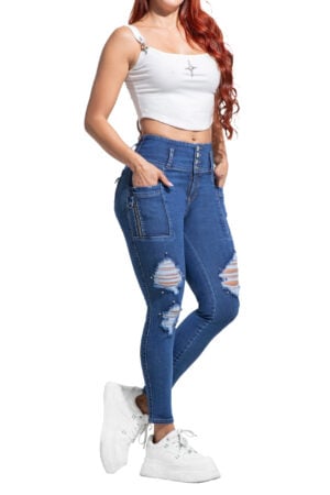 JEANS LEVANTA COLA AZUL MEDIO CON BOLSILLOS DECORADOS CON PEDRERIA  – 64526