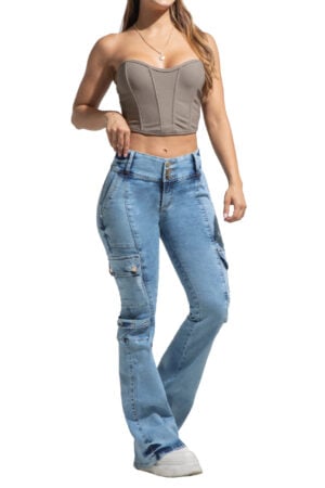 JEANS LEVANTACOLA AZUL CLARO BOTA ANCHA CON BOLSILLOS CARGO FUNCIONALES – 64493