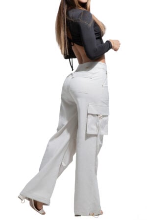 JEANS LEVANTA COLA MARFIL CON BOLSILLOS EN LATERALES BOTA ANCHA – 50531