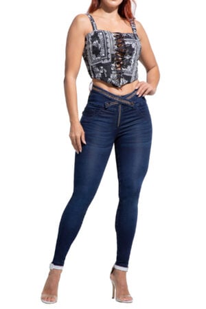 JEANS LEVANTA COLA AZUL OSCURO PRETINA CON CORTES AMBIENTADO CON PEDRERIA BOTA SKINNY  – 71325