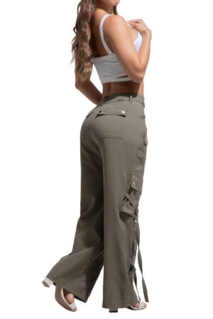 JEANS LEVANTA COLA VERDE CON BOLSILLOS CARGOS EN LATERALES BOTA ANCHA – 50536
