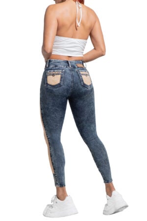 JEANS LEVANTACOLA AZUL MEDIO CON CORTES EN COLOR OCRE AMBIENTADO CON PEDRERIA BOTA SKINNY- 64483