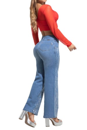 JEANS LEVANTA COLA AZUL MEDIO CON PEDRERIA EN TODO EL DELANTERO BOTA ANCHA – 80871