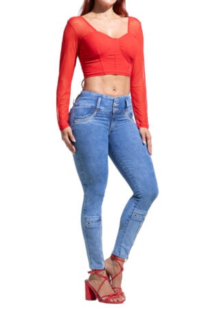 JEANS LEVANTA COLA AZUL CLARO BOLSILLOS DECORADOS CON CORTES Y PEDRERIA BOTA SKINNY – 80814